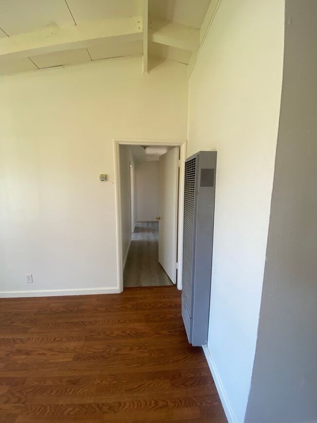 Building Photo - 3 Bed/1 Bath with Large fenced yard in central Paso Robles near Highschool!