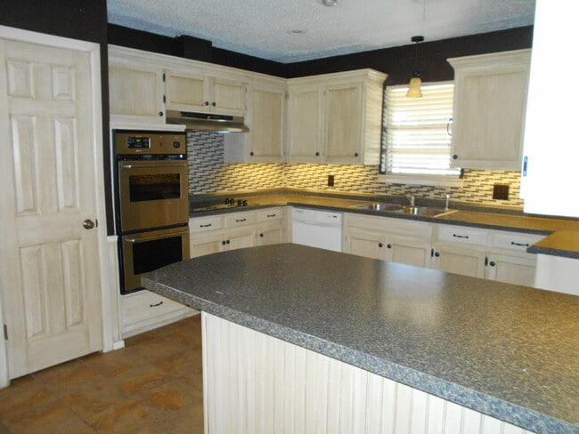 Building Photo - Unique Home with Rustic Details!