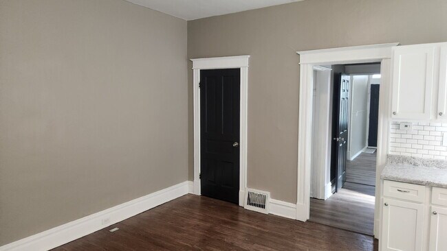 Building Photo - Delightful 1-Bedroom Retreat in Lively St. Louis District – Alberta Street
