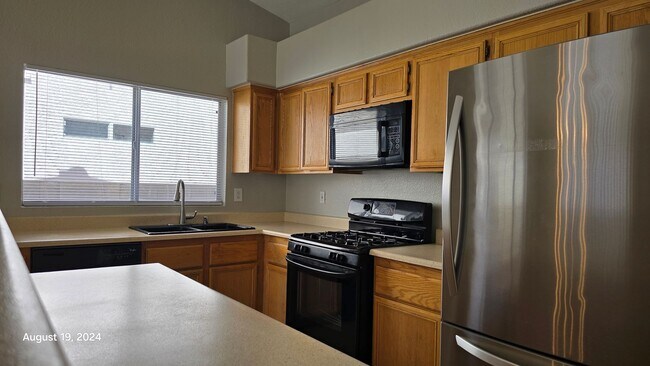 Building Photo - Gorgeous 3Bed/2Bath, 1-Story Home w/ Priva...