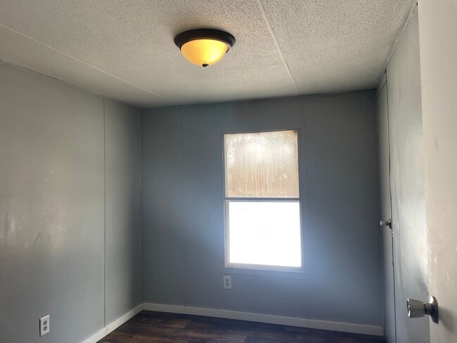 Building Photo - Country living with spacious front and backyard - 3 beds/ 2bath available now