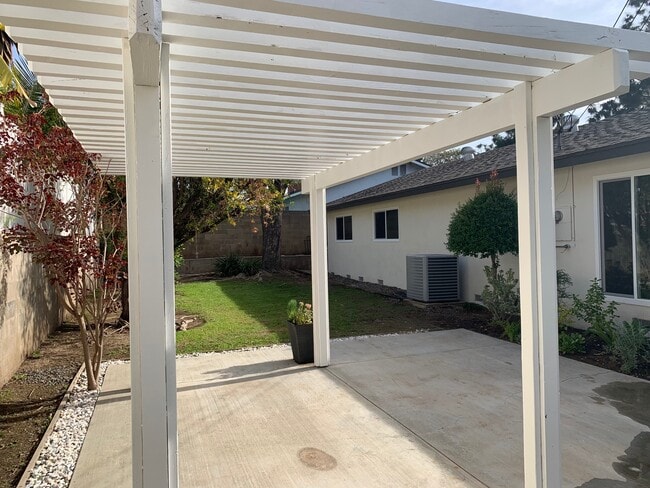 Building Photo - 611 E Del Mar Ave