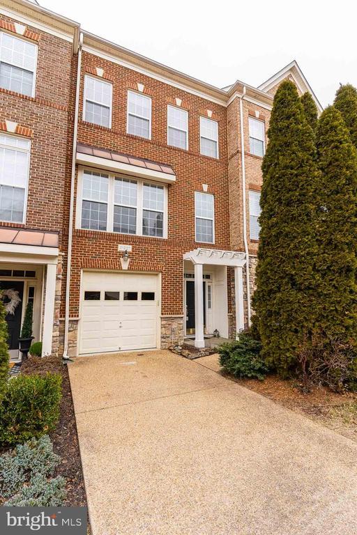 Building Photo - 21927 Windy Oaks Square