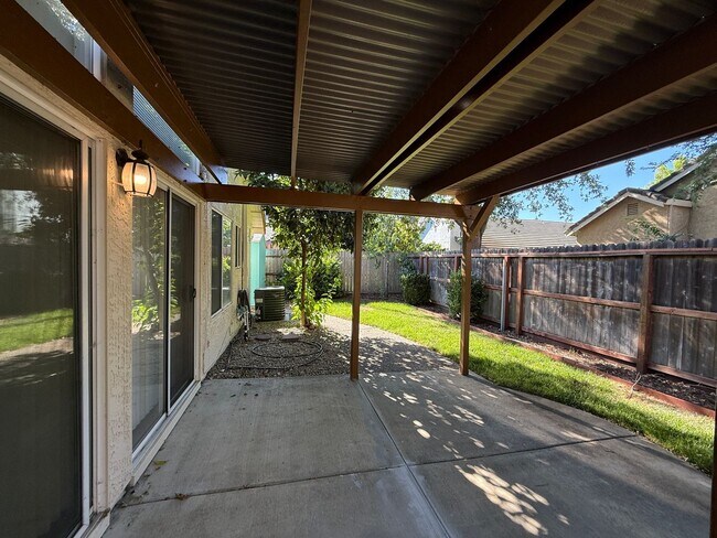 Building Photo - 749 Oak Brook Dr