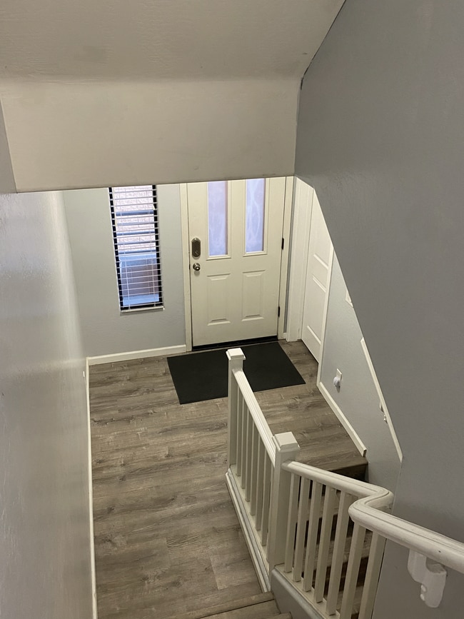 Building Photo - 330 S Farmer Ave