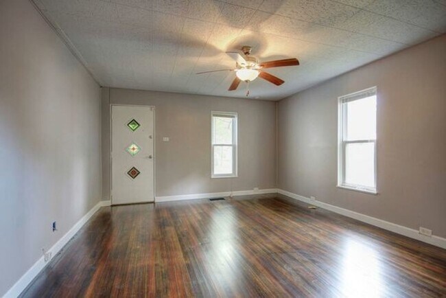 Building Photo - 3-bedroom home in Urbana available NOW!