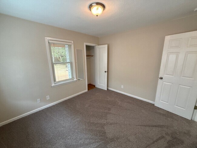 Building Photo - 4627 Thorman Ave NE
