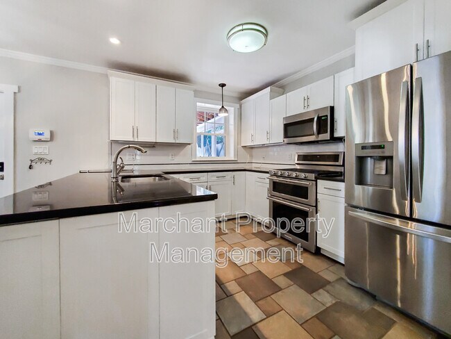 Building Photo - 111 W Hillcrest Dr