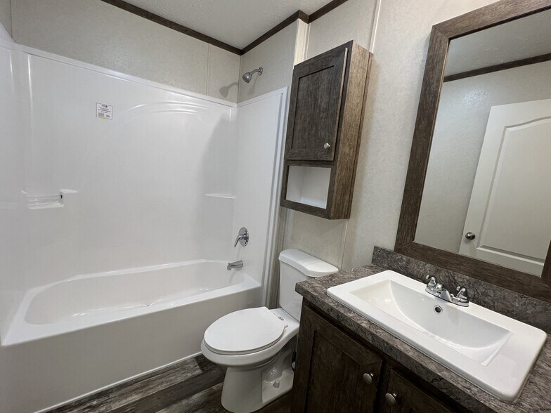 Building Photo - 38055 Leverette Ave