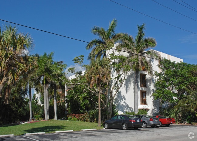 Building Photo - Island Trader