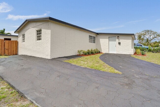 Building Photo - 4BR Corner Home (4th from FL Room) | No HOA | Large Fenced Yard | Move-In Ready