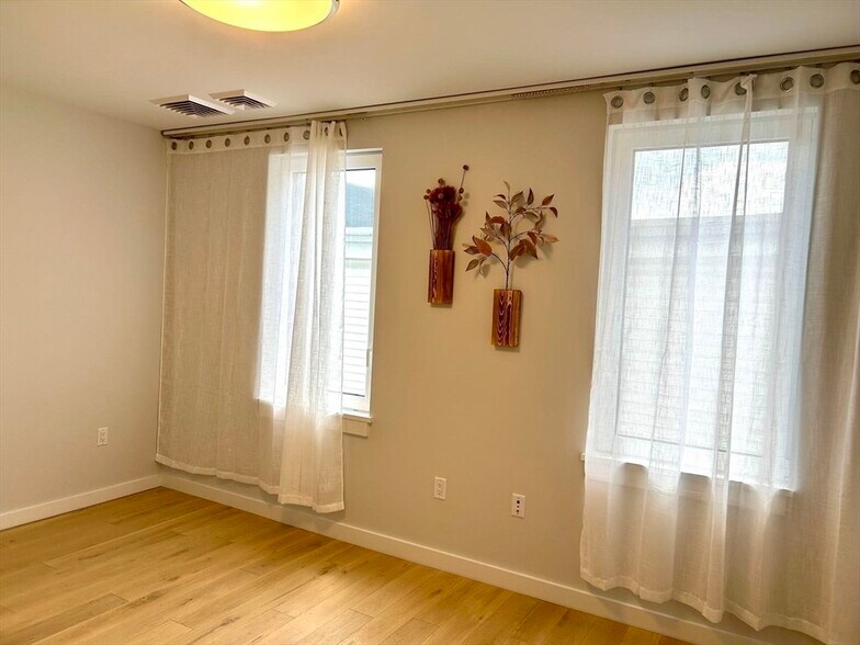 Building Photo - 63 Bow St