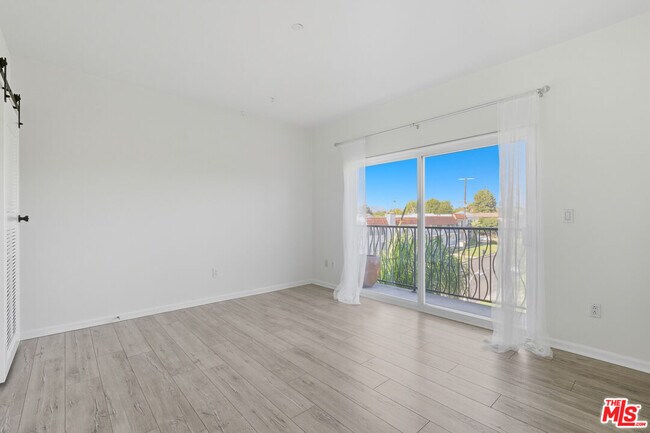 Building Photo - 3401 S Bentley Ave