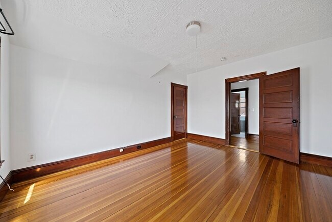 Building Photo - 14 Stuart St