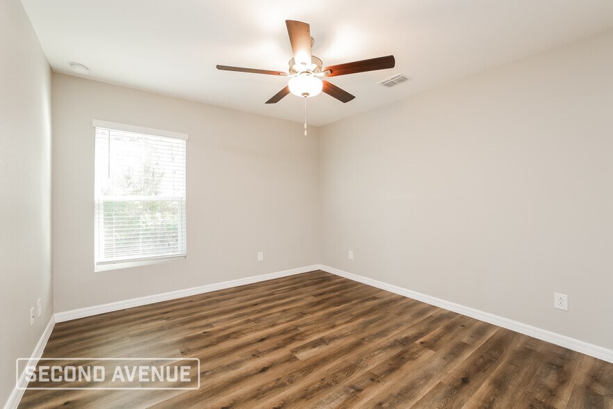 Building Photo - 230 Malden Ave S