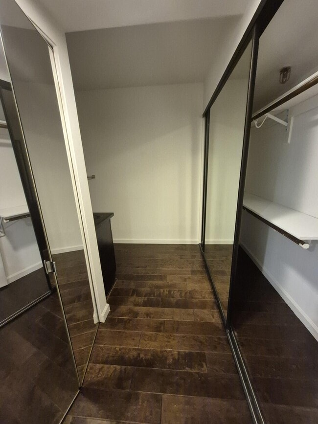 Building Photo - 600 W 9th St