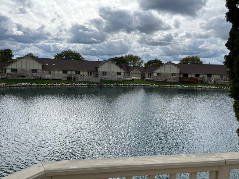 Building Photo - 43389 Riverbend Blvd