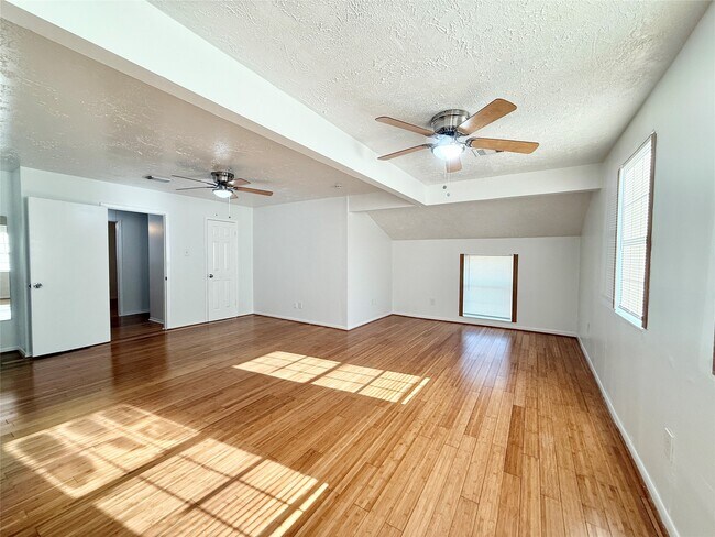 Building Photo - 10423 Kirkshire Dr