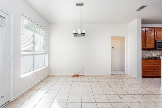 Building Photo - 915 Falcon Trail