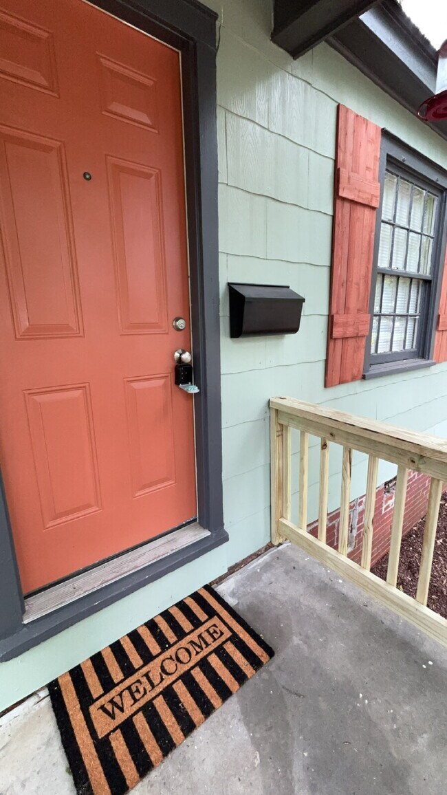 Building Photo - Furnished One Bed in Belhaven