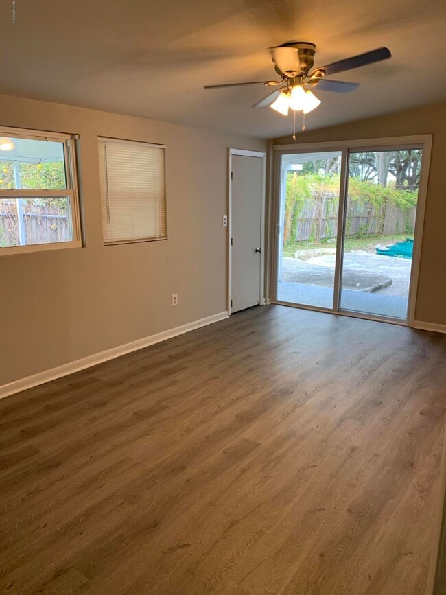 Building Photo - 421 Parkwood Dr