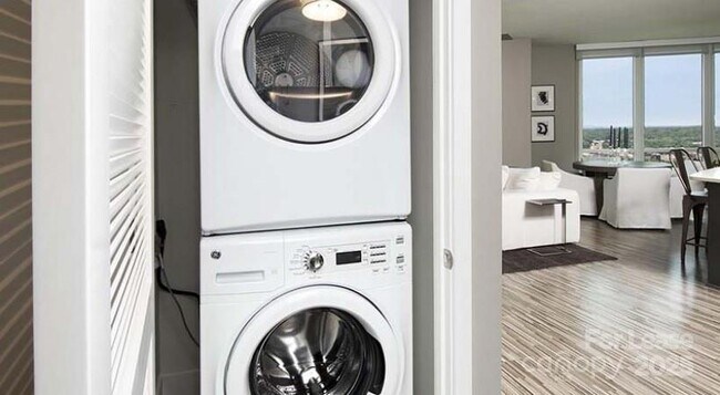 Building Photo - 225 S Poplar St