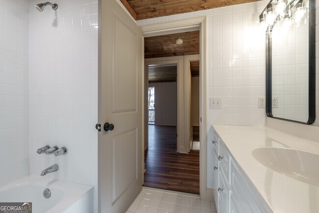 Building Photo - 384 Arrowhead Trail NE