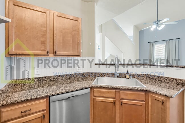 Building Photo - Spacious 2 (or 3!) Bed Condo in Gated Community