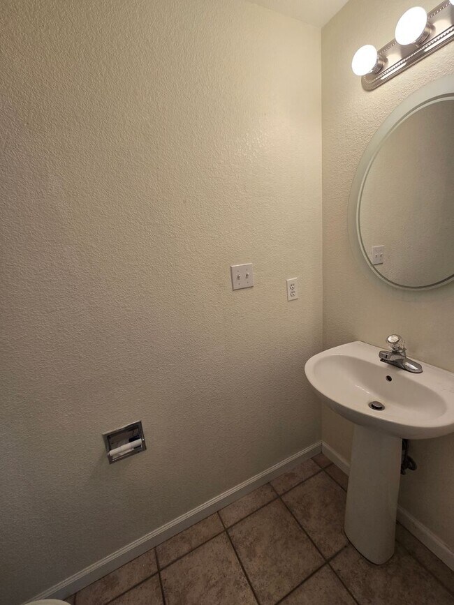 Building Photo - Spacious Townhome with Oversized 2-Car Gar...