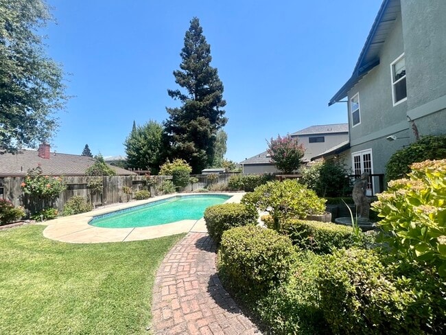 Building Photo - 1305 Manzano Way