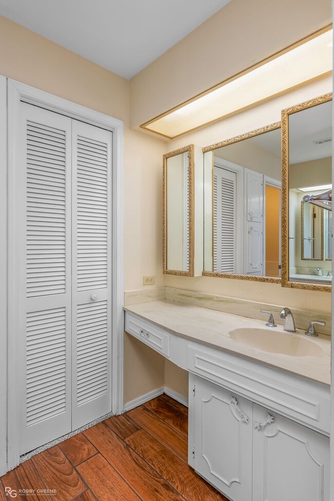 Building Photo - Beautiful Townhouse in South Shreveport