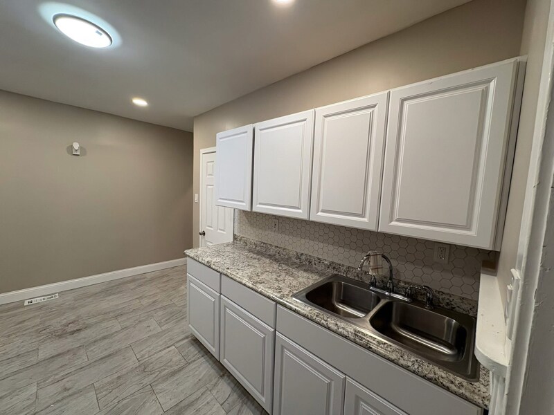 Building Photo - 1637 McLaran Ave