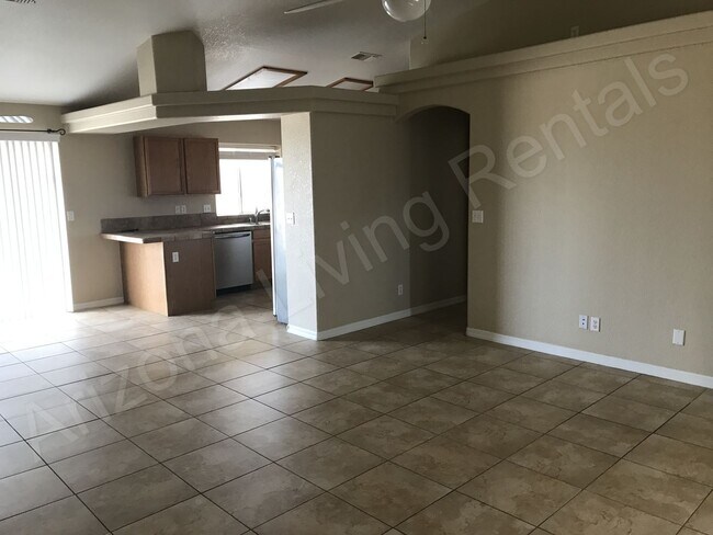 Building Photo - OPEN DESERT BACKYARD!