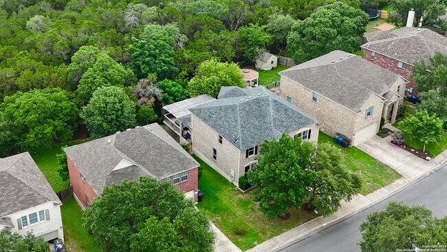 Building Photo - Charming Home Awaits: Spacious & Modern Li...