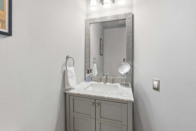 Building Photo - 12511 Chapel Bell St