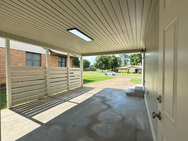 Building Photo - 1442 E Broadway St