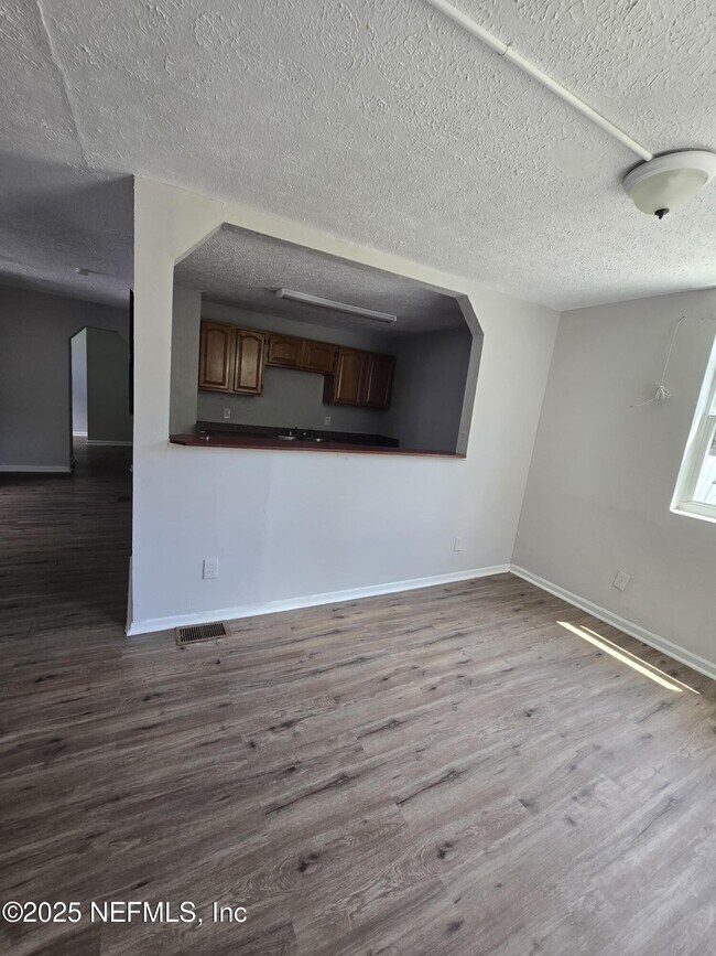 Building Photo - 1437 E 24th St