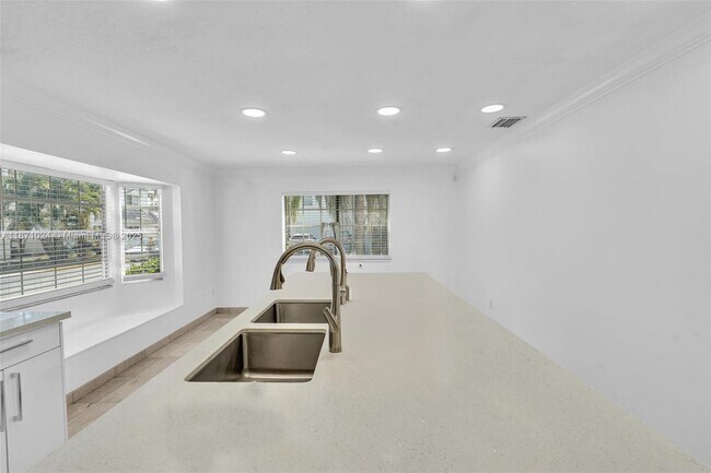 Building Photo - 20645 NE 25th Pl