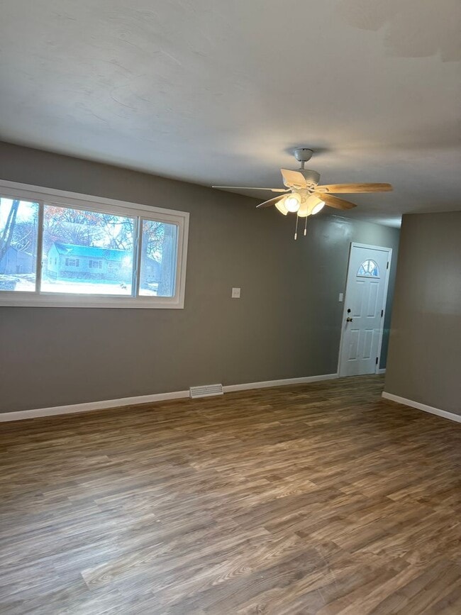 Building Photo - 4br 2bth large sun room and big fenced in backyard