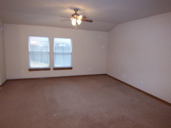 Building Photo - Lovely Duplex in gated community.