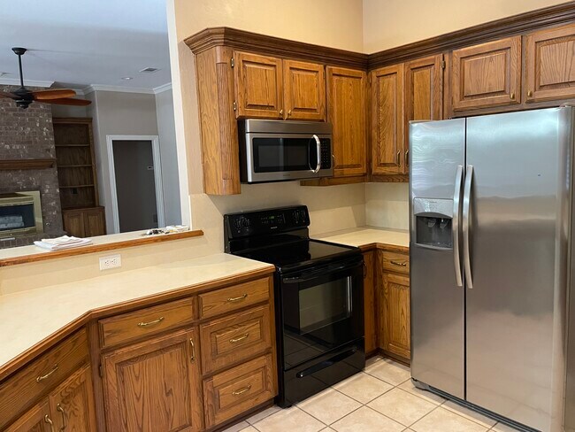 Building Photo - 3014 S Manor Ct