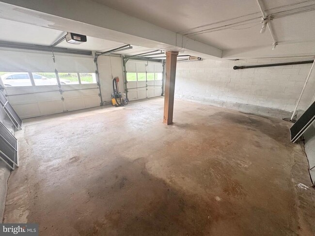 Building Photo - 2710 Academy Dr