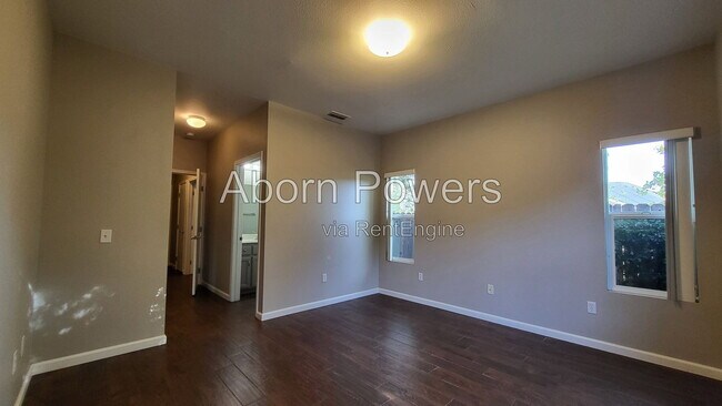 Building Photo - 626 Pearl Pl
