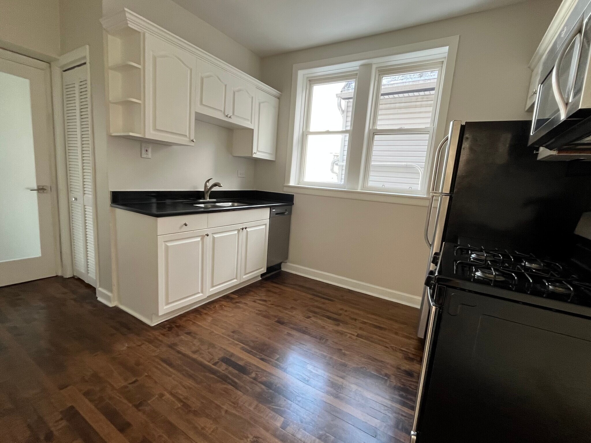 Building Photo - 2338 N Avers Ave