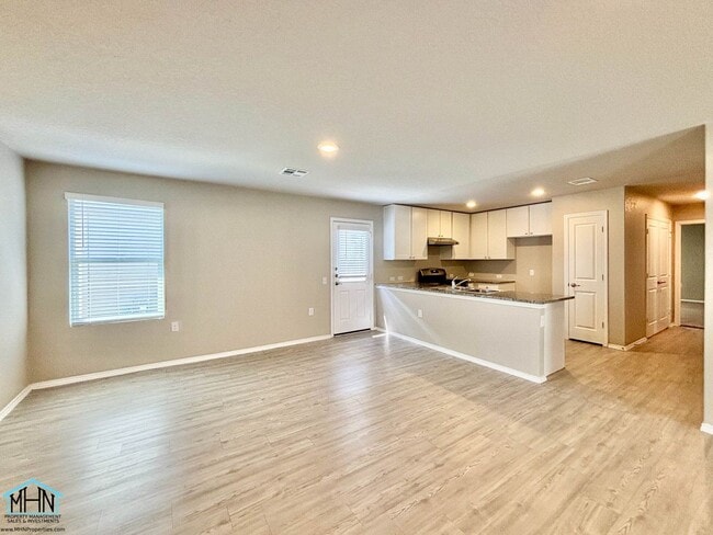 Building Photo - Live in Luxury in this beautiful 3bed/2bat...