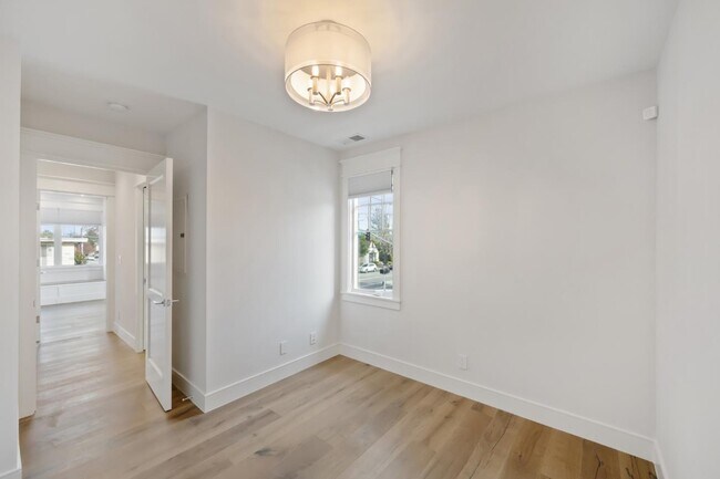Building Photo - 261 E Bellevue Ave