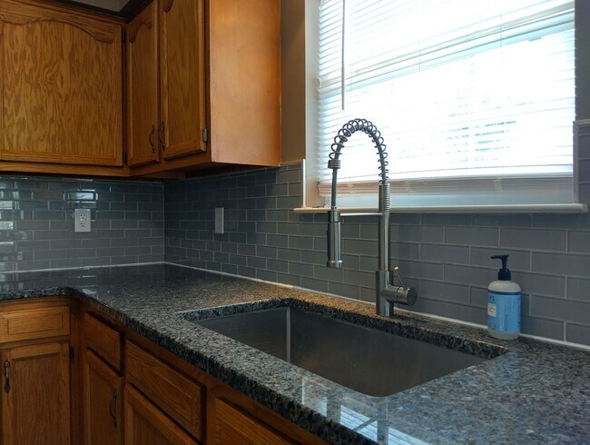 Building Photo - 811 Rilee Dr