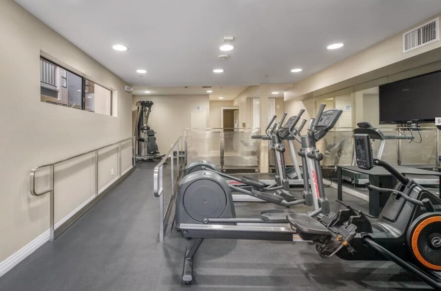 Building Photo - 7320 Hawthorn Ave