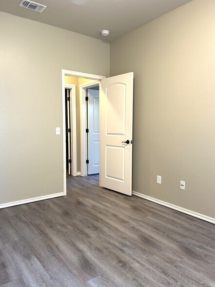 Building Photo - 9517 Crooked Creek Ln