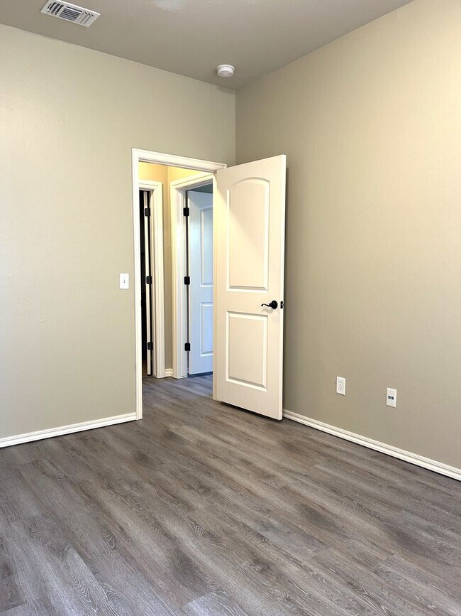 Building Photo - 9517 Crooked Creek Ln